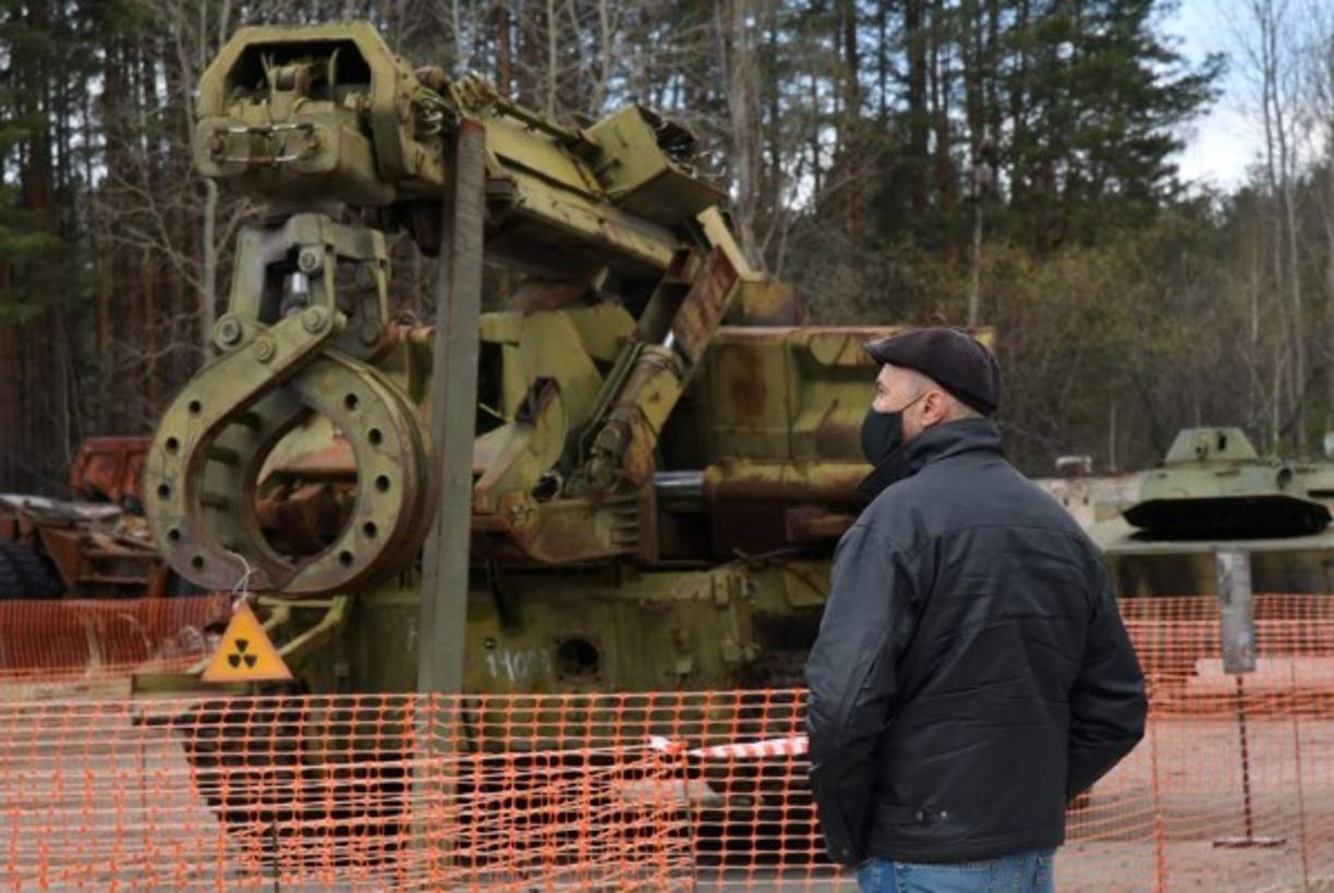 Durante cuatro años, unas 600.000 personas se desplegaron en el lugar de la catástrofe con escasa o ninguna protección para sofocar el incendio, aislar el reactor con una cubierta de hormigón y limpiar los alrededores.