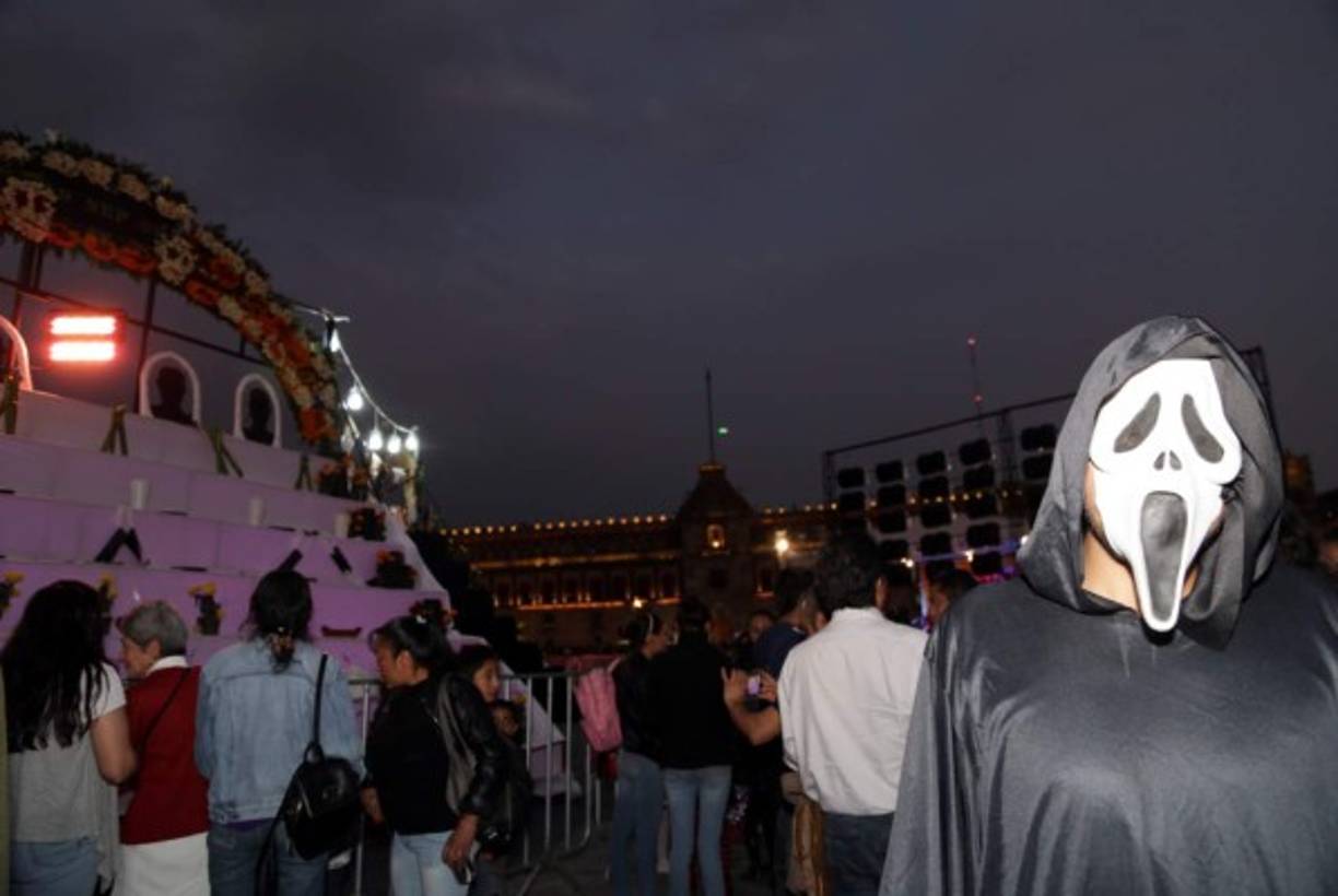 En el Zócalo de la Capital mexicana las personas acudieron a la megaofrenda disfrazados.