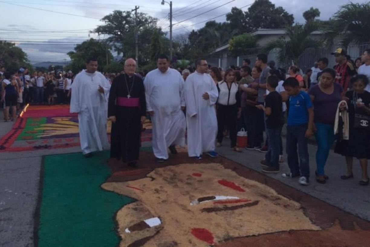 Monseñor Ángel Garachana encabezo el desfile junto con varios miembros de su equipo.