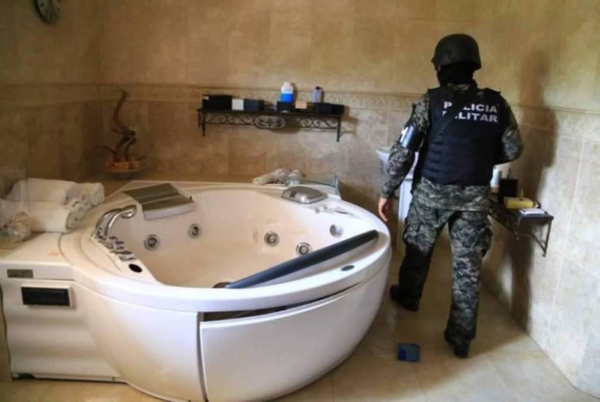 Un jacuzzi en una de las habitaciones de las mansiones que fueron incautadas.