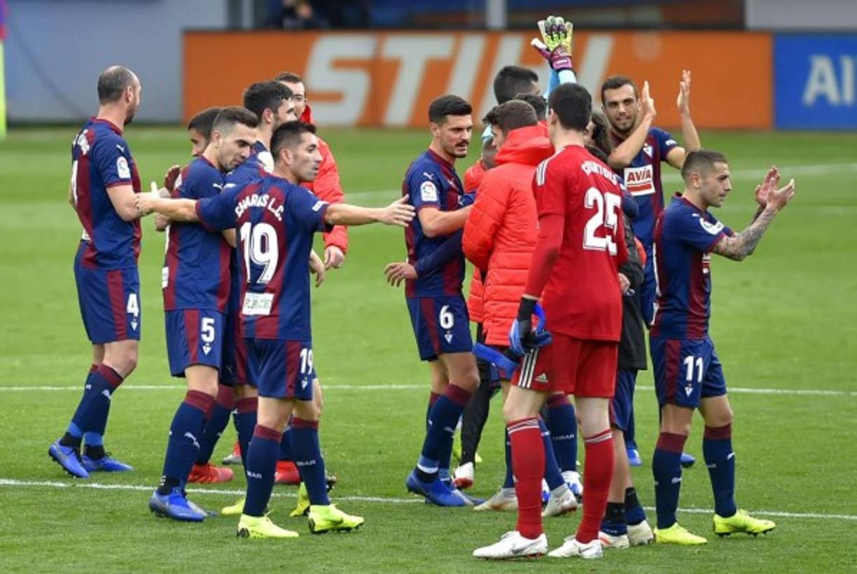 La celebración de los jugadores del Eibar al final del partido ante Real Madrid.