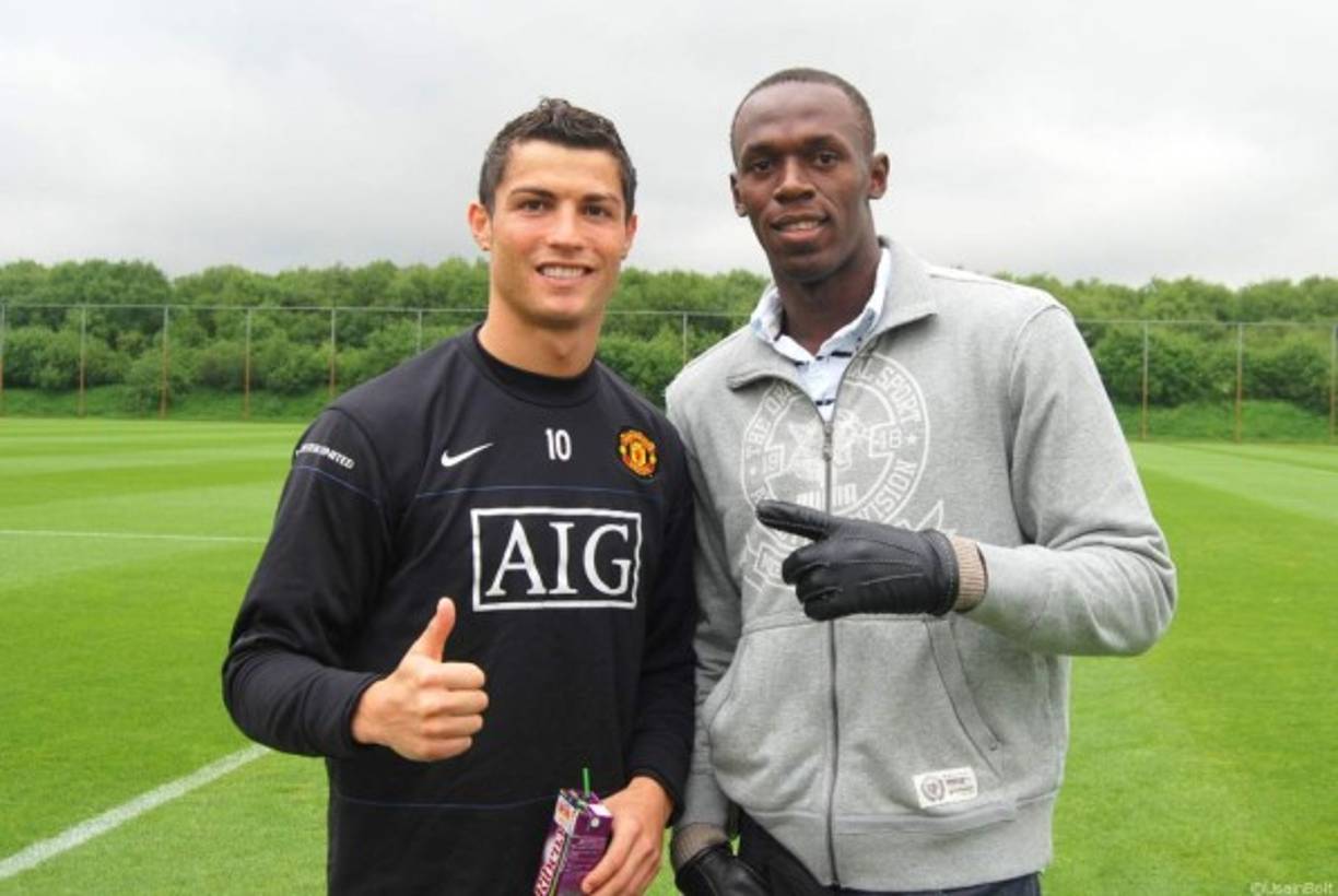 Ha intentado jugar fútbol y dijo que está esperando la llamada de José Mourinho para probarse con el Manchester United, pero como futbolista es muy buen corredor.