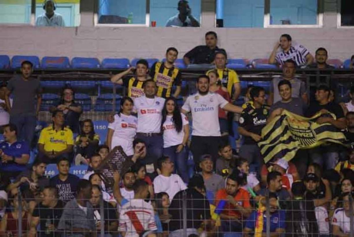 Afición del Real España y Olimpia presentes en el estadio Olímpico de San Pedro Sula.