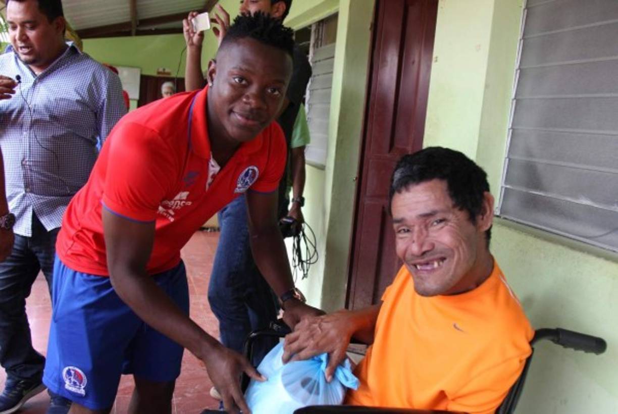 Júnior Lacayo compartienco con uno de los señores del Asilo Casa de Descanso Dante Casorrelli