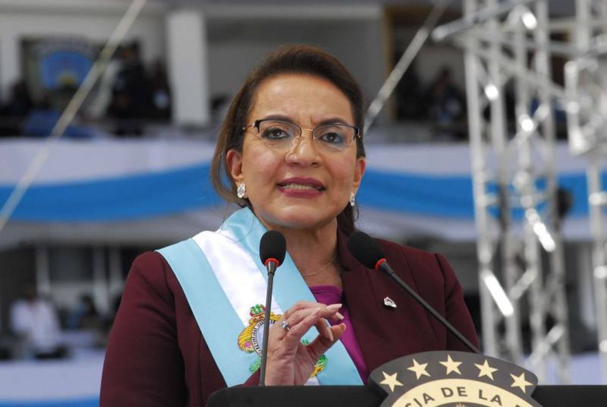 Lobo Sosa cuestionó que la presidenta “no quiere ver” el desastre que le han hecho algunos de sus funcionarios y que, según él, continuarán haciéndolo. “No hay peor ciego que el que no quiere ver”, criticó el expresidente nacionalista. 