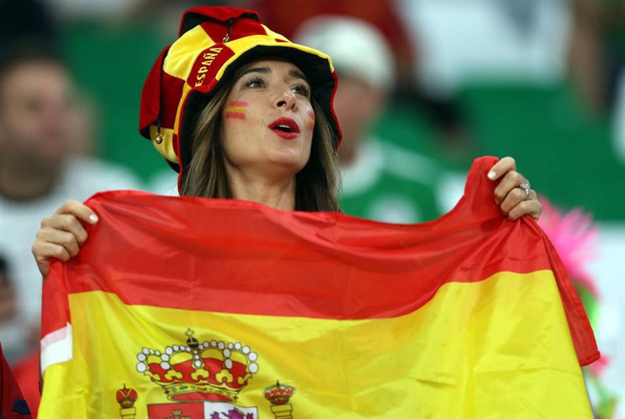 Esta bella fanática de España no se quedó atrás y enamoró con su belleza en el Estadio Ciudad de la Educación.