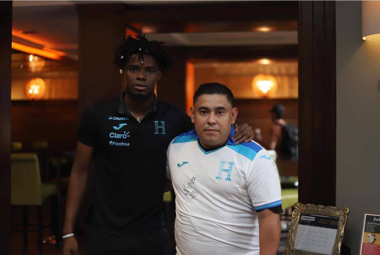 El hondureño que madrugó a buscar la firma de los seleccionados catrachos