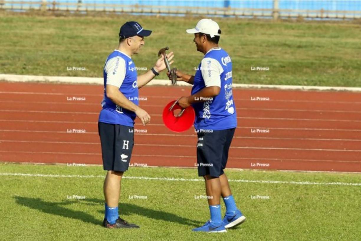Fabián Coito hasta pidió un martillo en el campo. El entrenador uruguayo clavó algunos pines para detener una cinta en la cancha.