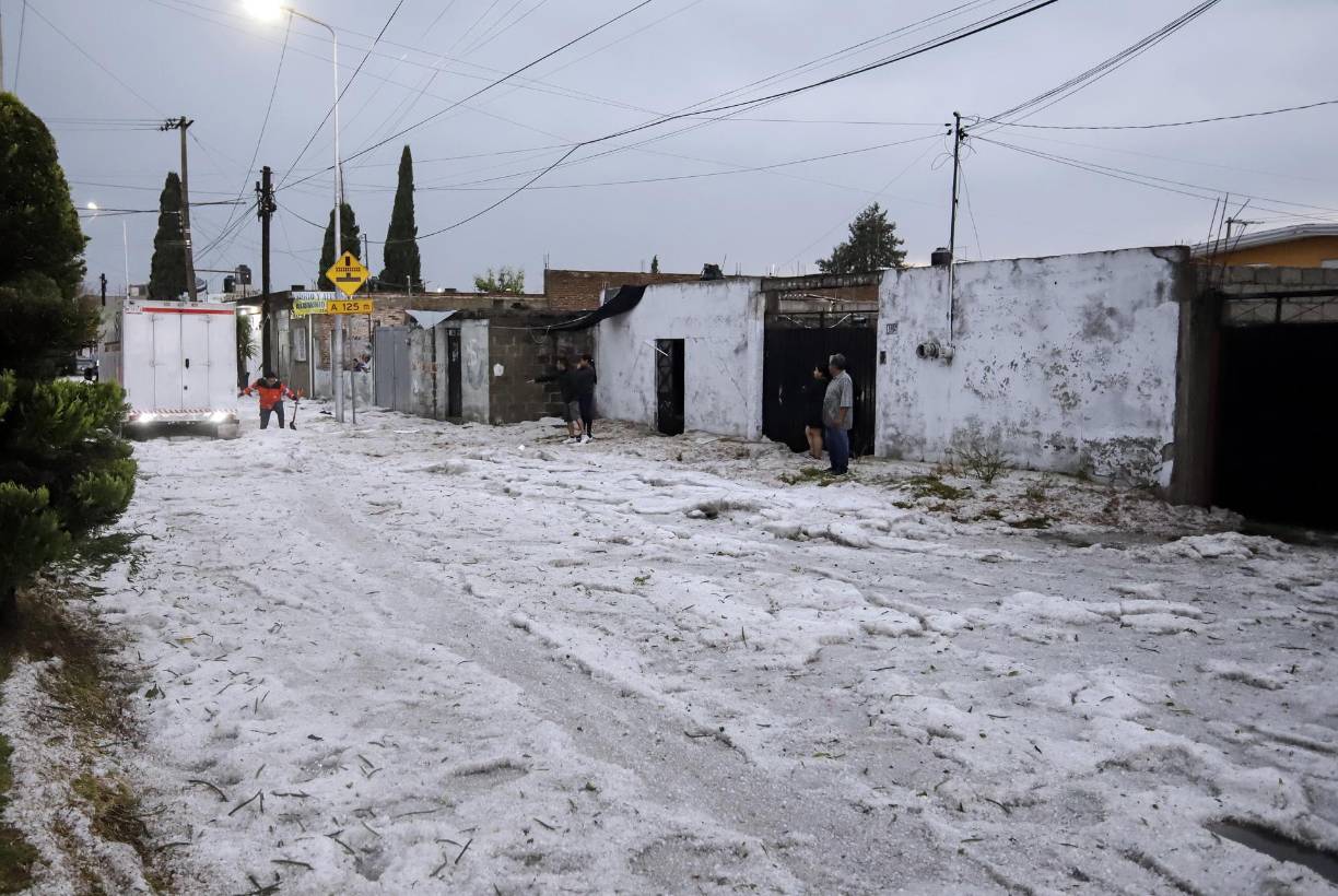 Fotografía de granizo en las calles en Puebla tras una repentina tormenta en medio de una ola de calor.