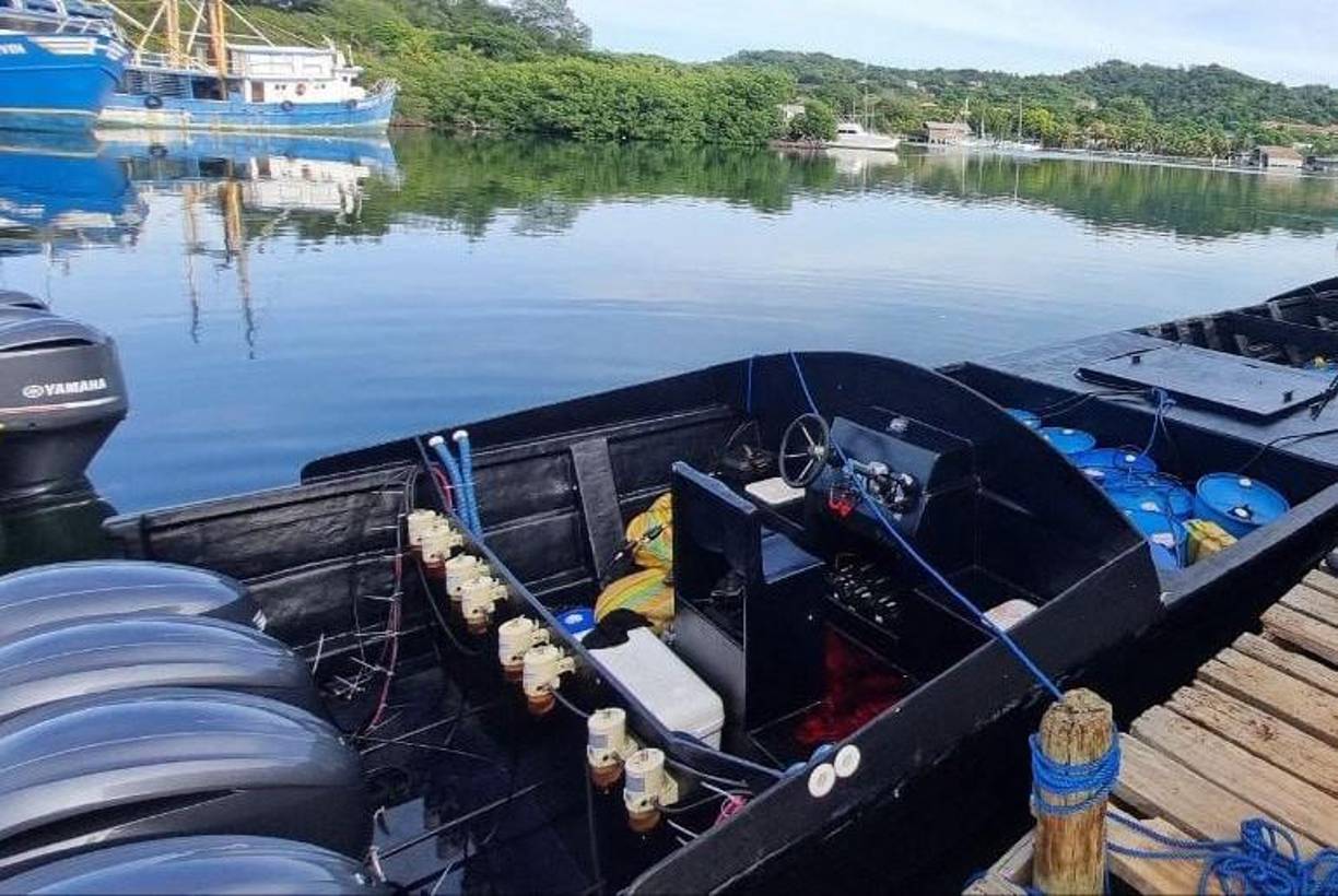 Se confirmó que en total iban cinco personas a bordo de la embarcación: tres venezolanos y dos hondureños, uno de estos últimos es el fallecido. 