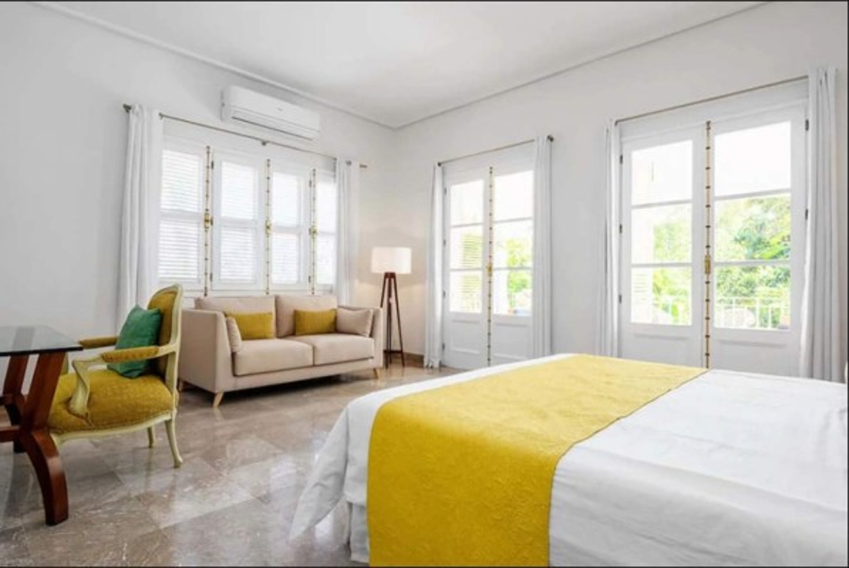 Dicha mansión cuenta con 2 master suite con terraza privada y 2 habitaciones dobles, la casa está promocionada por su dueña como 'Casa Vida Luxury Holidays'.