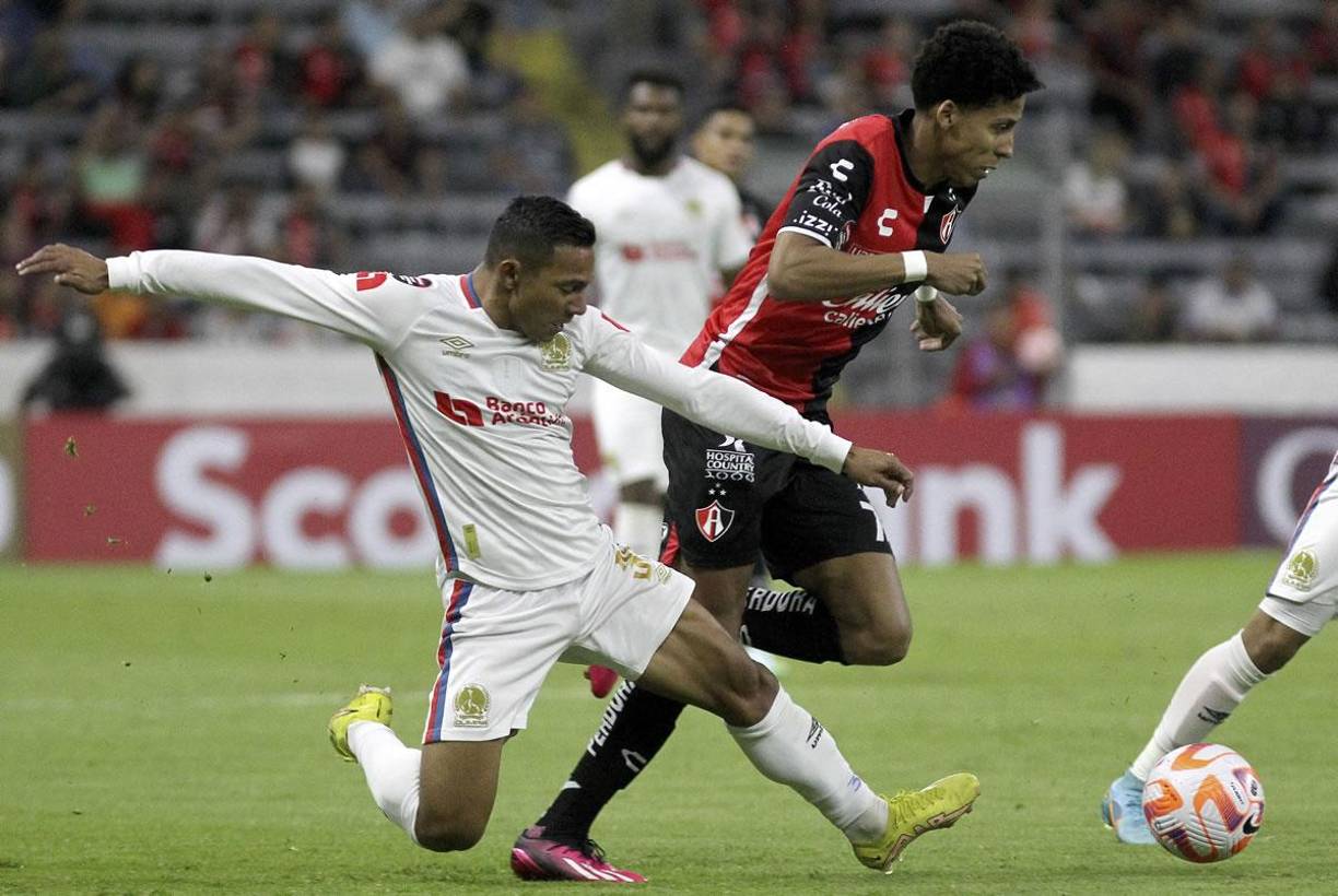 Carlos ‘Mango’ Sánchez tuvo mucho trabajo en defensa con los ataques del Atlas.