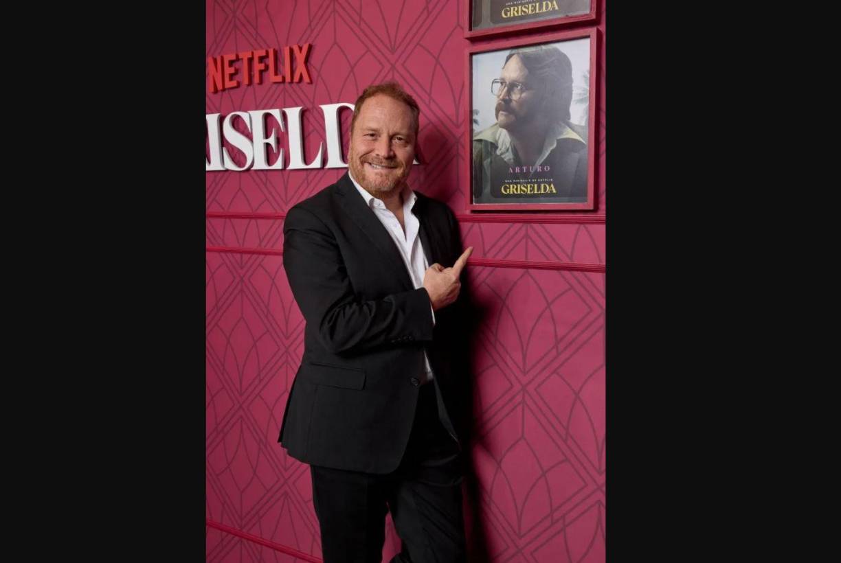 “Él no lleva una pistola, lleva un cuaderno, un lapicero, un buen consejo, pero también quería diferenciarme de la testosterona tan grande que llevan los otros personajes que rodeaban a Griselda. Digamos que Arturo venía de otro lugar”, adelanta Tappan. Su logro, dice, es haber podido destacar como un personaje blanco en una trama negra, llena de momentos violentos y con muchos nudos dramáticos.