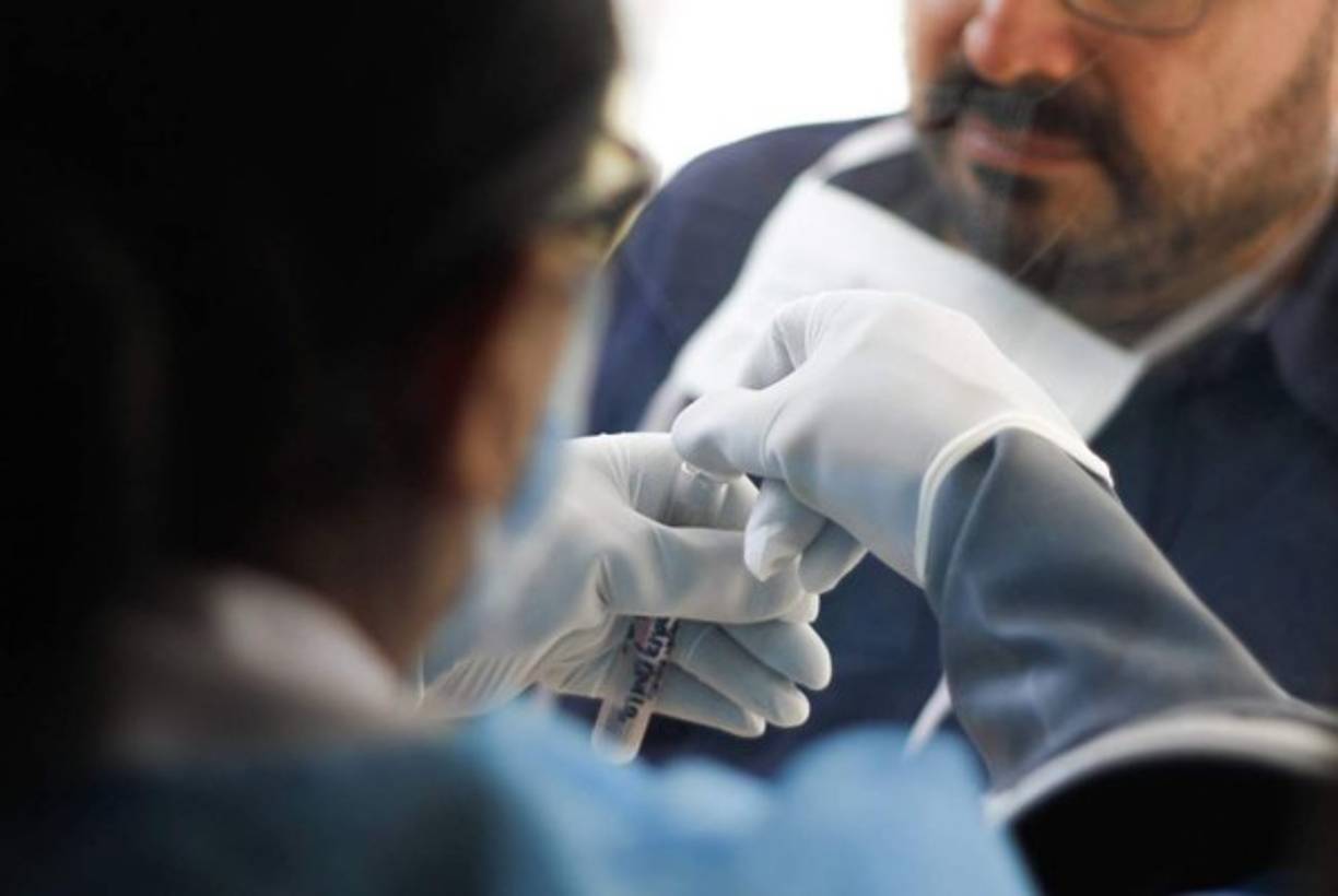 Las cifras del Ministerio de Salud dan cuenta de que se mantienen 165 casos activos, de los que 117 pacientes no presentan síntomas, 33 tienen pronóstico médico 'estable', 6 'moderado', 7 'grave' y 2 'crítico'.