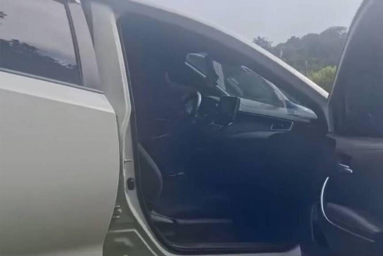 Uno de los cadáveres estaba en el asiento trasero, mientras que el otro lo encontraron en el baúl del automotor. 