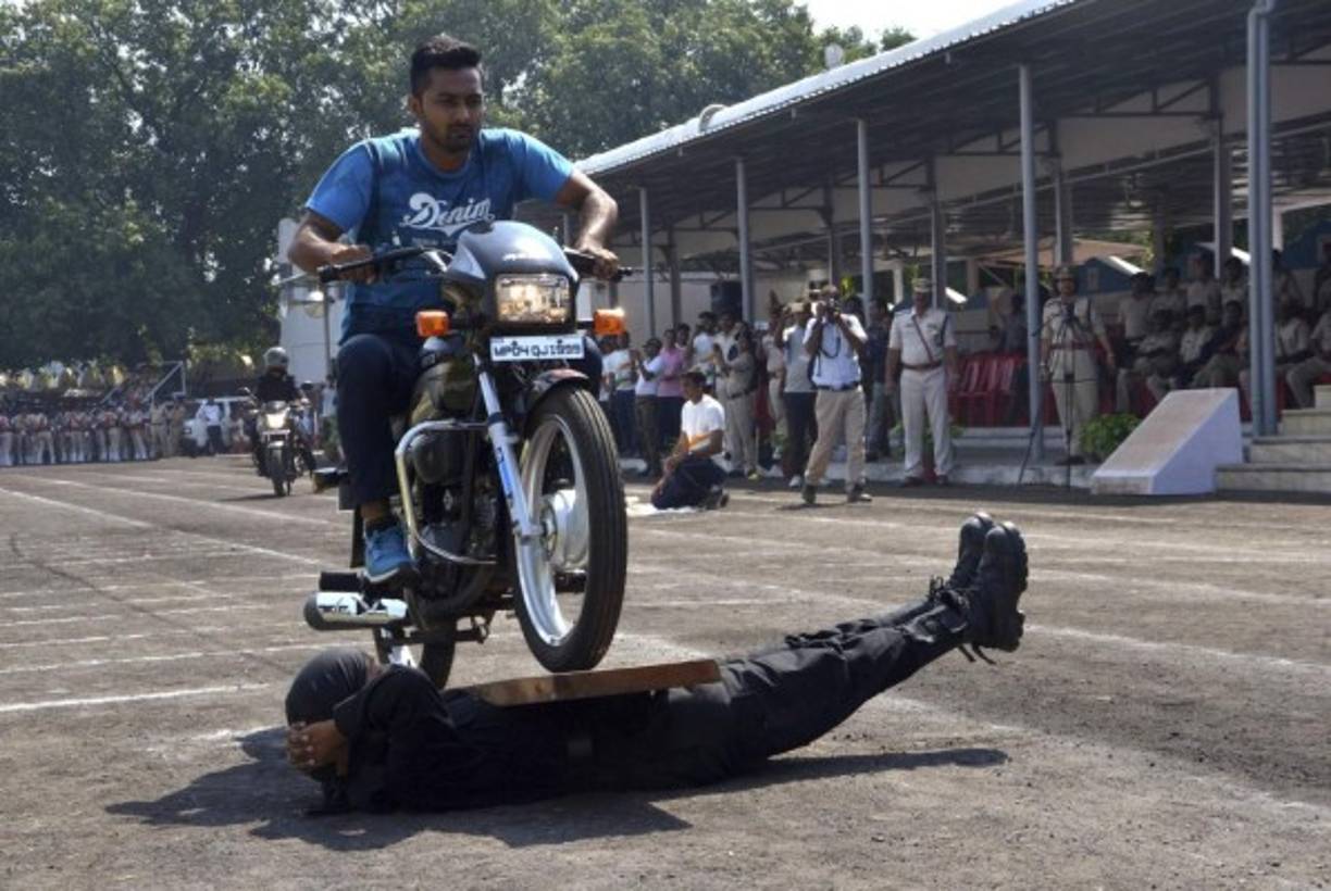 INDIA. Última prueba policial. Nuevos agentes de policía del departamento de Madhya Pradesh en un ensayo final de su graduación.