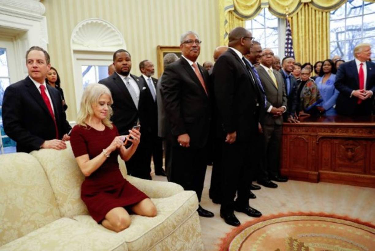 Muchos usuarios de Twitter criticaron a Conway al considerar que su lenguaje corporal constituyó una 'falta de respeto'. Algunos realizaron comparaciones con una foto de 2013 del Obama con sus pies sobre el escritorio del Salón Oval.