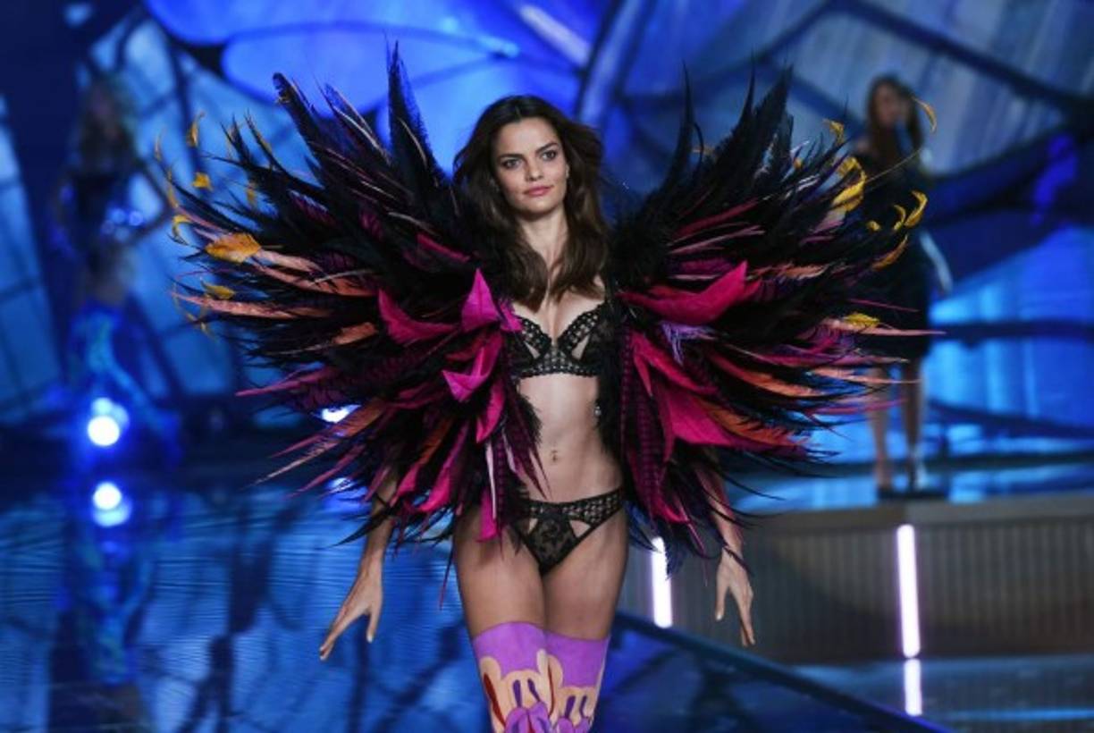 Espectaculares modelos y exóticos trajes desfilaron anoche en Nueva York.