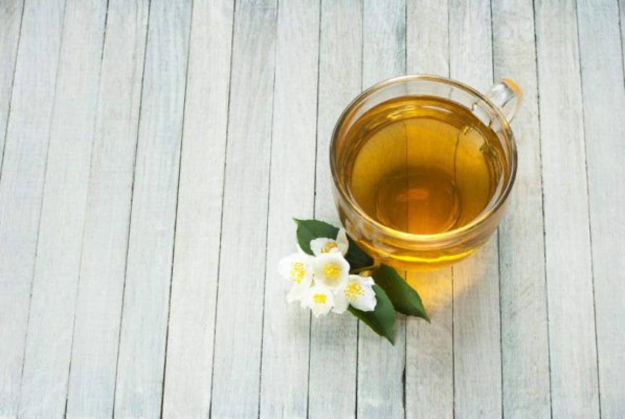 Té de jazmín: Todos los tés de hierbas ayudan a eliminar toxinas y a oler mejor.
