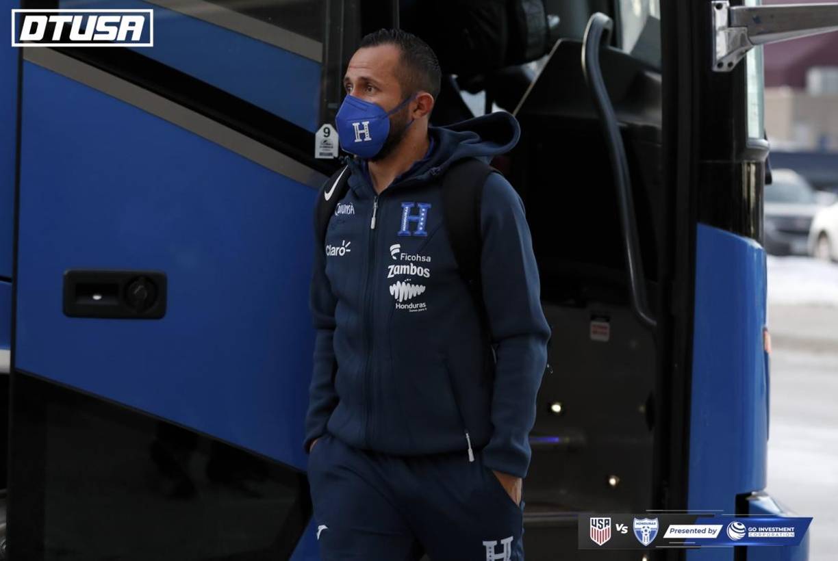 Alfredo Mejía bajando del autobús de la Bicolor en Minnesota.