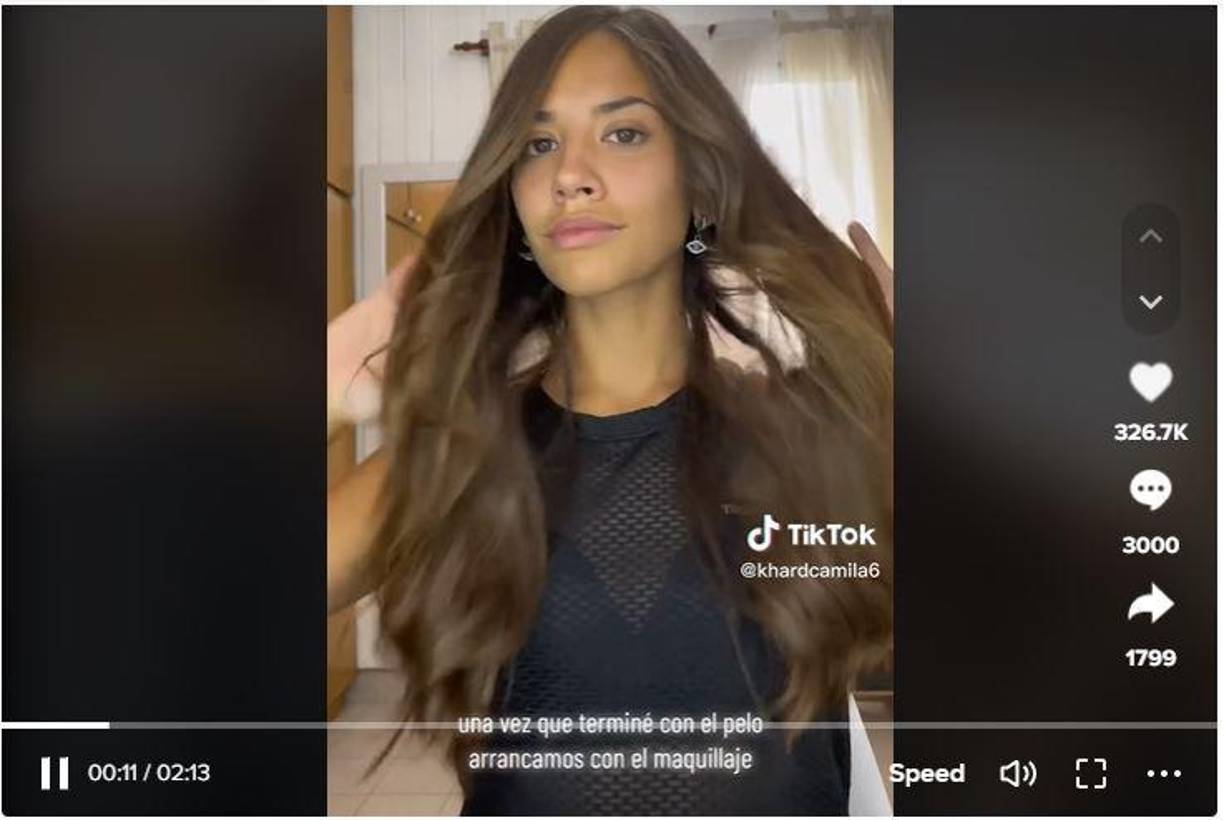 “Recreando el look de Anto Rocuzzo”, se escucha decir a la modelo mientras recrear el look que la esposa de Messi llevó a un evento de alfombra roja.