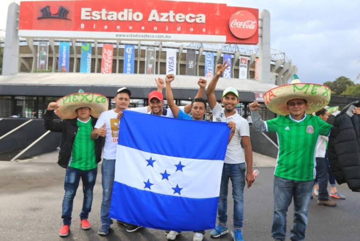 Honduran migrants rest at the main square of Ciudad Hidalgo, Chiapas state, Mexico on October 19, 2018. - US President Donald Trump threatened Thursday to send the military to close its southern border if Mexico fails to stem the 'onslaught' of migrants from Central America, in a series of tweets that blamed Democrats ahead of the midterm elections. (Photo by PEDRO PARDO / AFP)