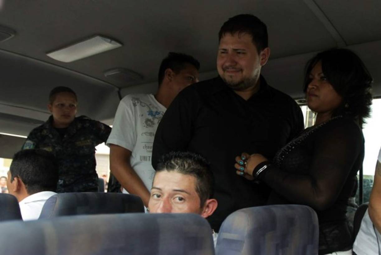 En un bus junto a otros acusados fue transportado Paredes Vélez a la prisión.