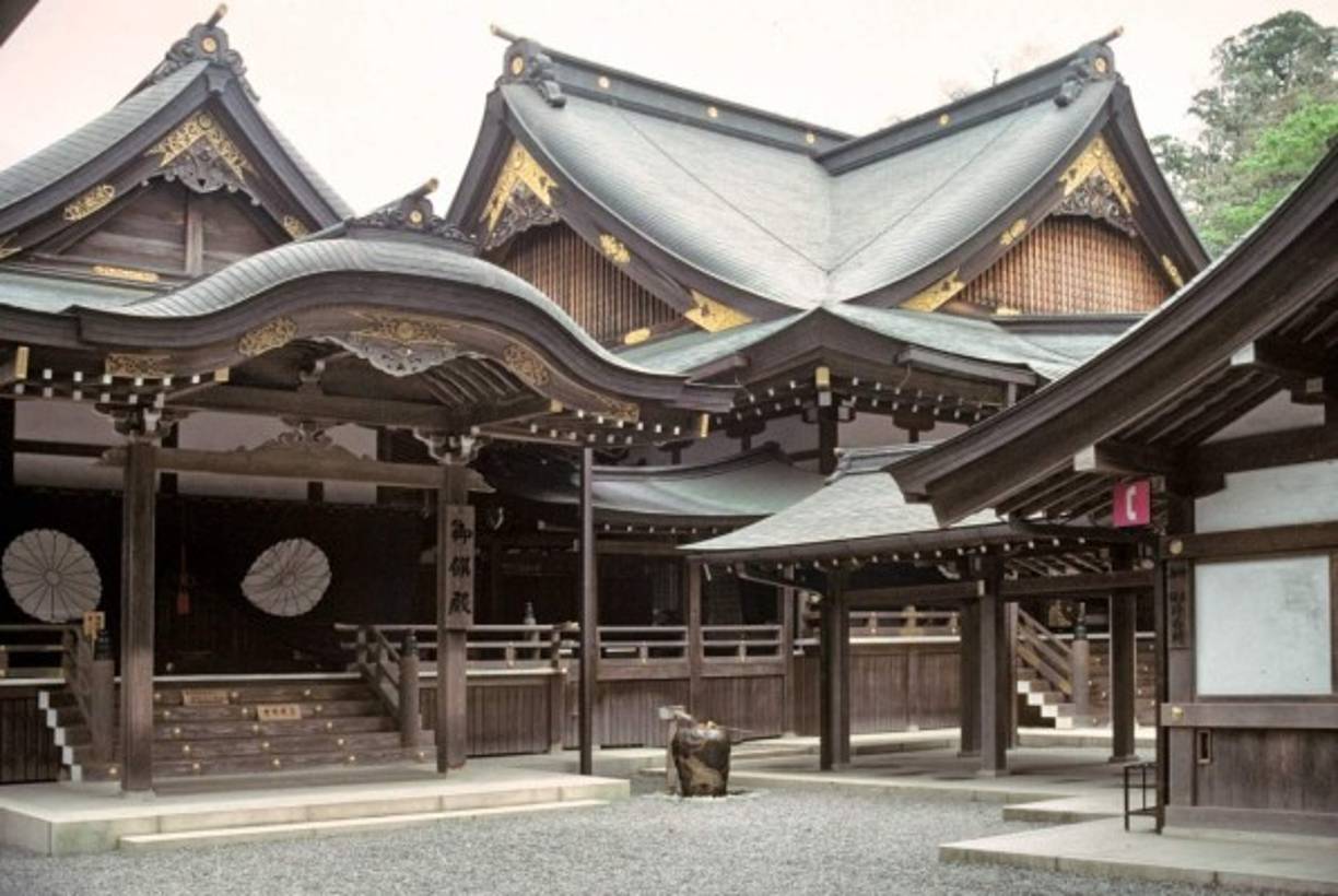 Gran Templo Ise, Japón: Es un santuario dedicado a la Diosa del Sol. Se destruye y construye cada veinte años simbolizando la idea de eterno retorno. Sólo la familia imperial y la más alta jerarquía religiosa pueden pisar este lugar.