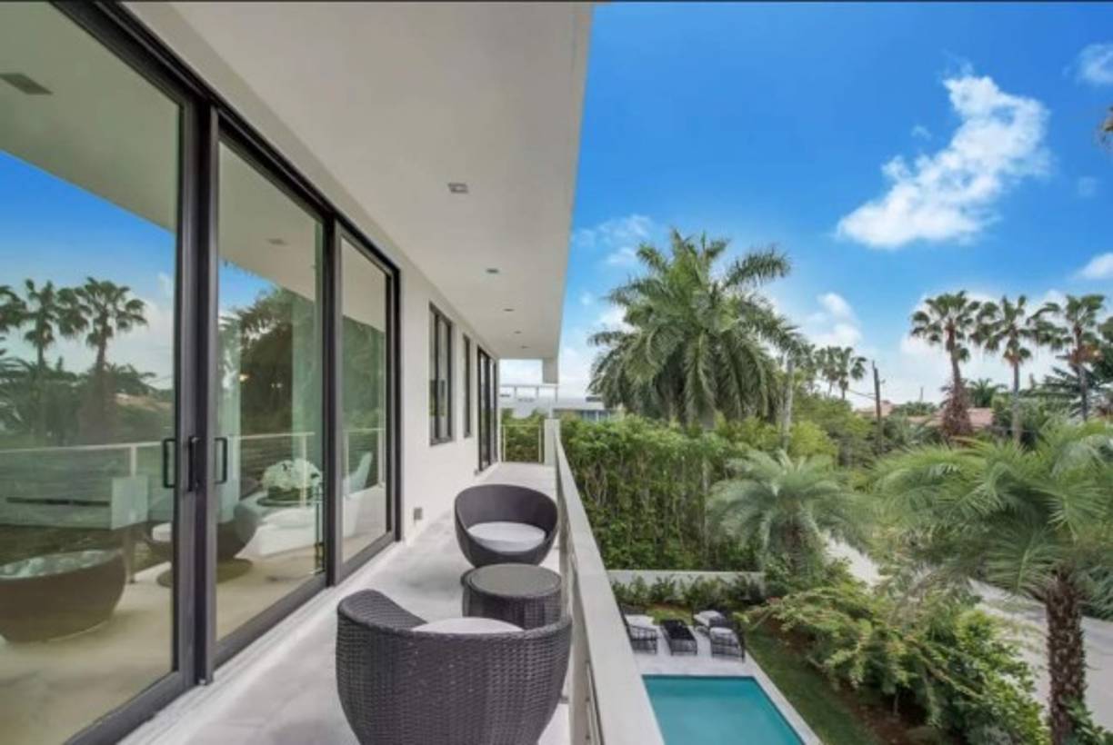 La mansión, de dos plantas, cuenta con amplios ventanales y estructura moderna y elegante.