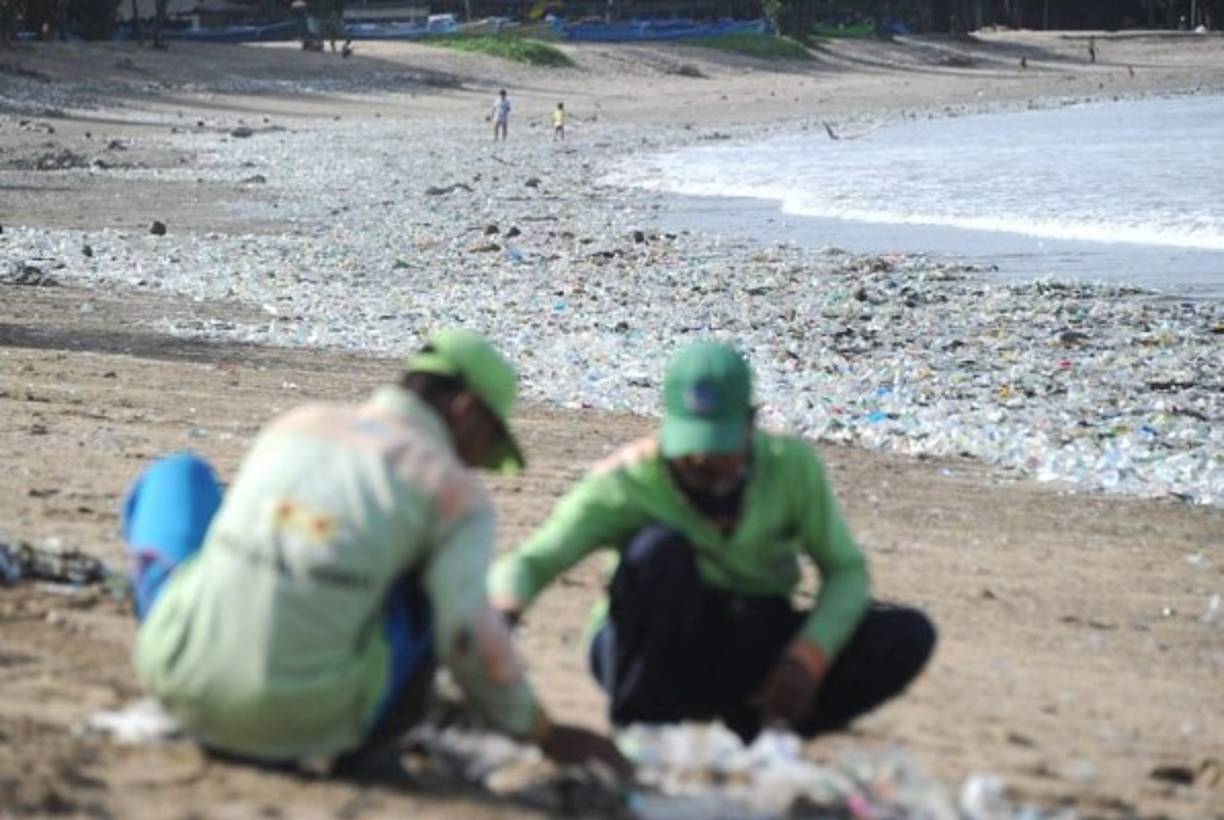 El gobierno prometió reducir los desechos plásticos marinos en un 70% para 2025.