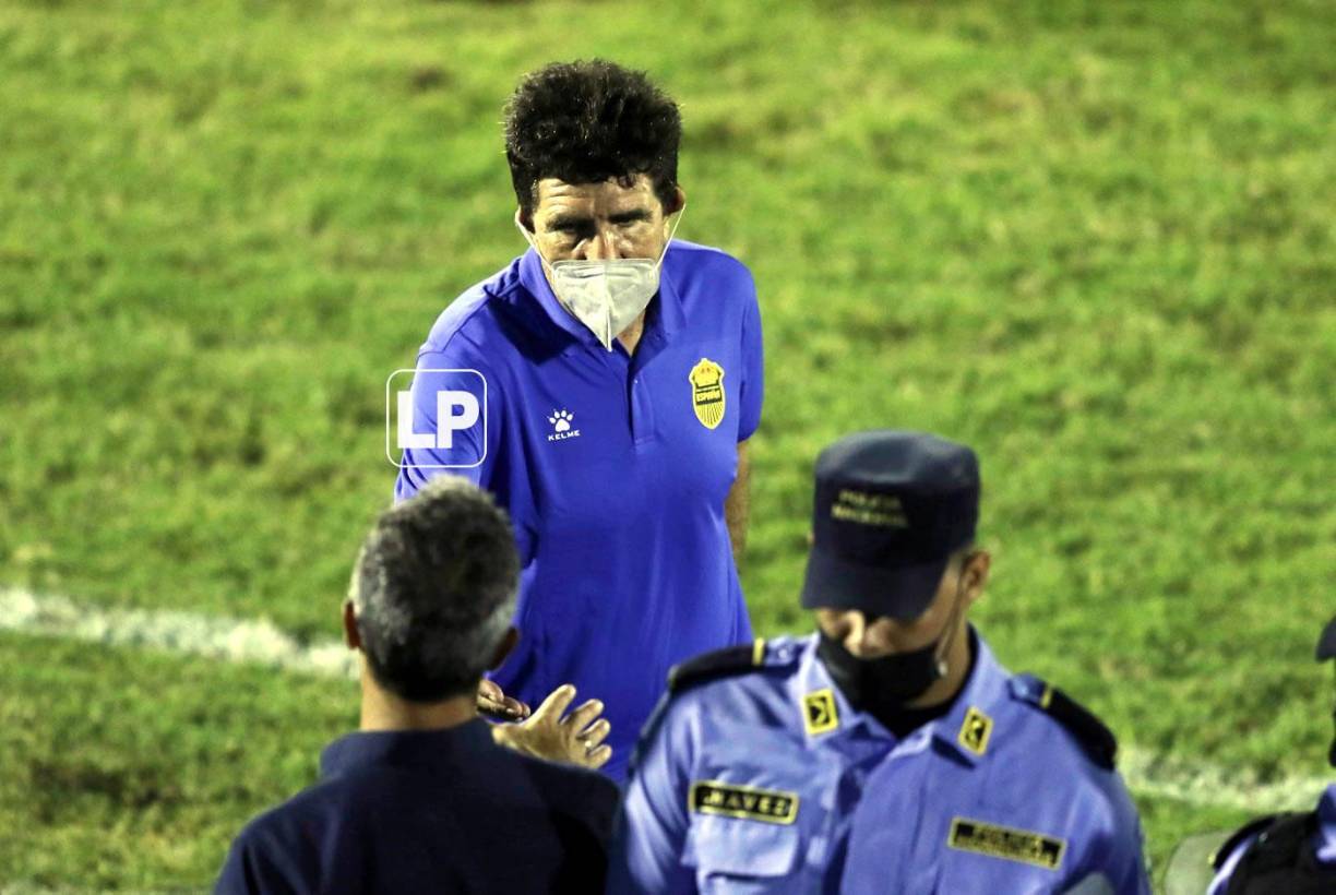 Así fue el saludo de Héctor Vargas con Pablo Lavallén tras el pitazo final del clásico.