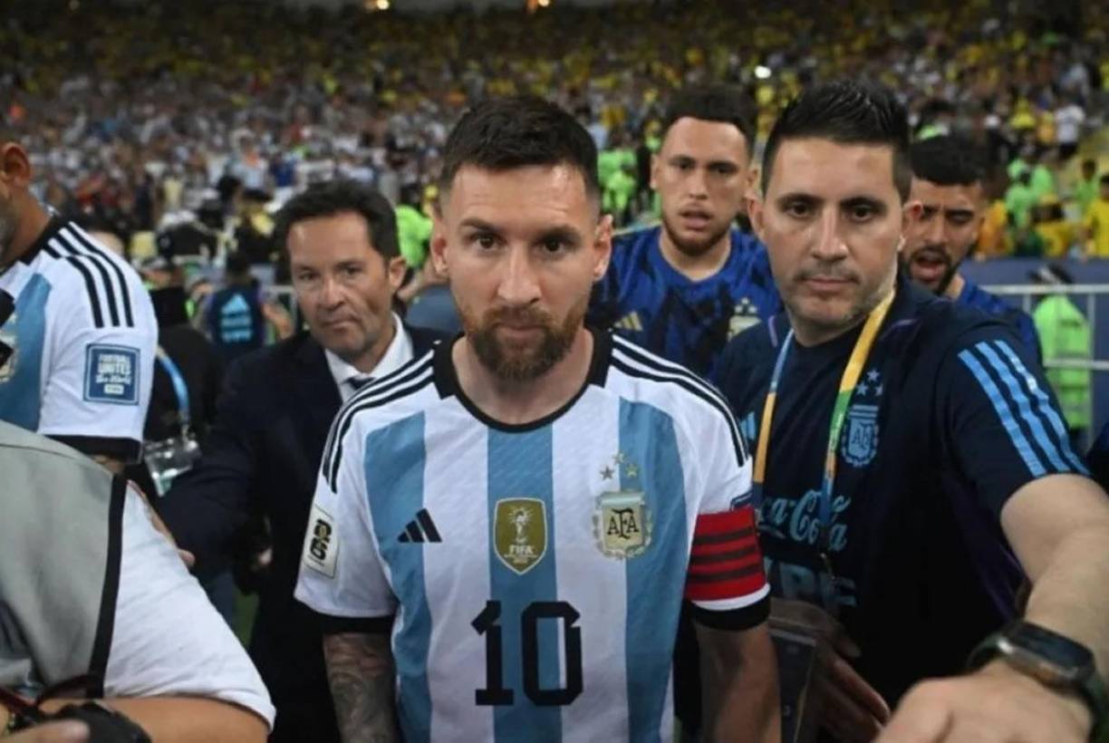 “A nadie se le permite vestir una camiseta de la selección argentina, de clubes argentinos o de clubes con nombres de jugadores de otros países. Queremos pintar el Defensores del Chaco con los colores de la albirroja, para que los jugadores puedan sentir ese apoyo desde las gradas, ya que todos jugamos este partido, cada uno desde su lugar”, añadió.