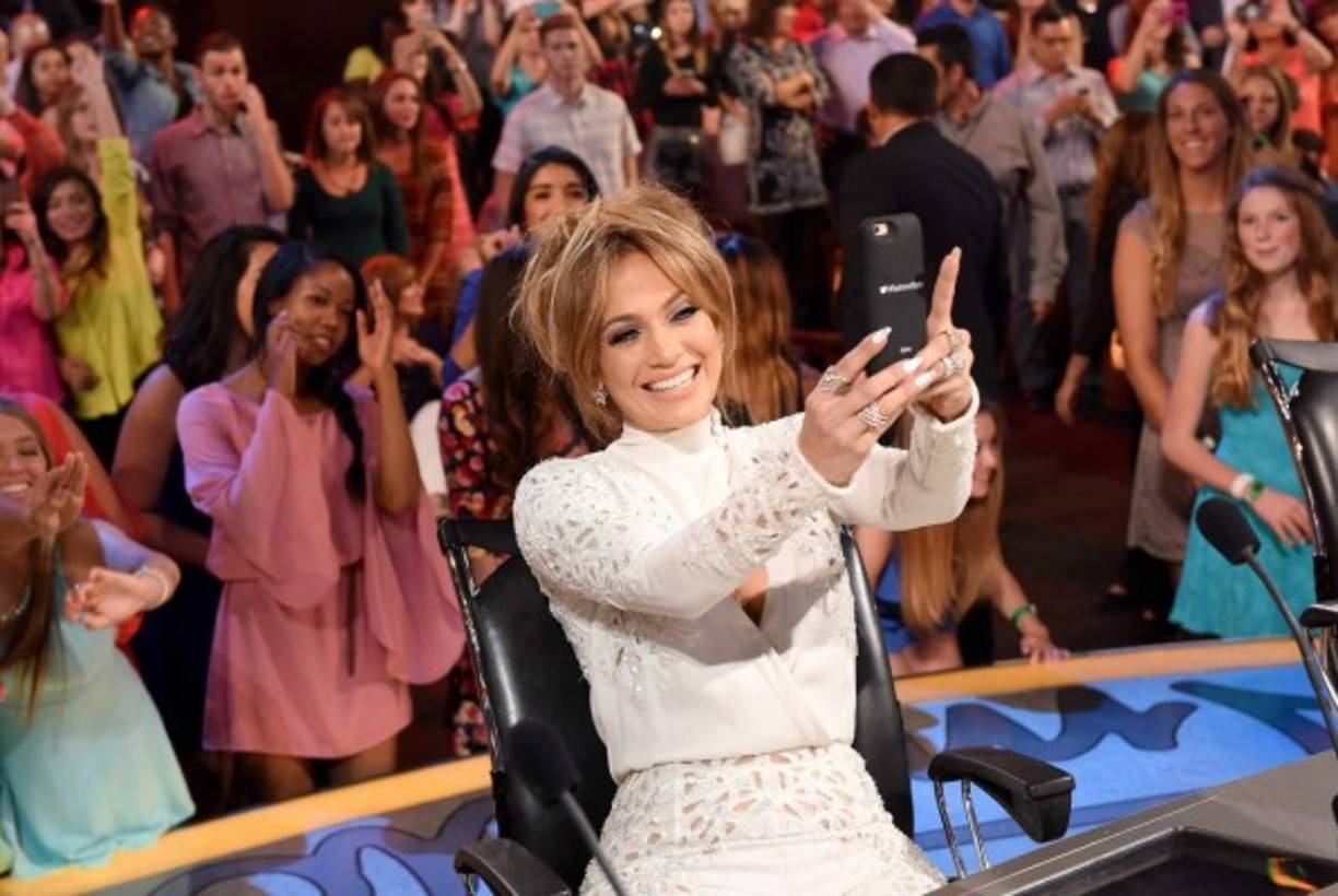 JLo tomándose un selfie con su público,.