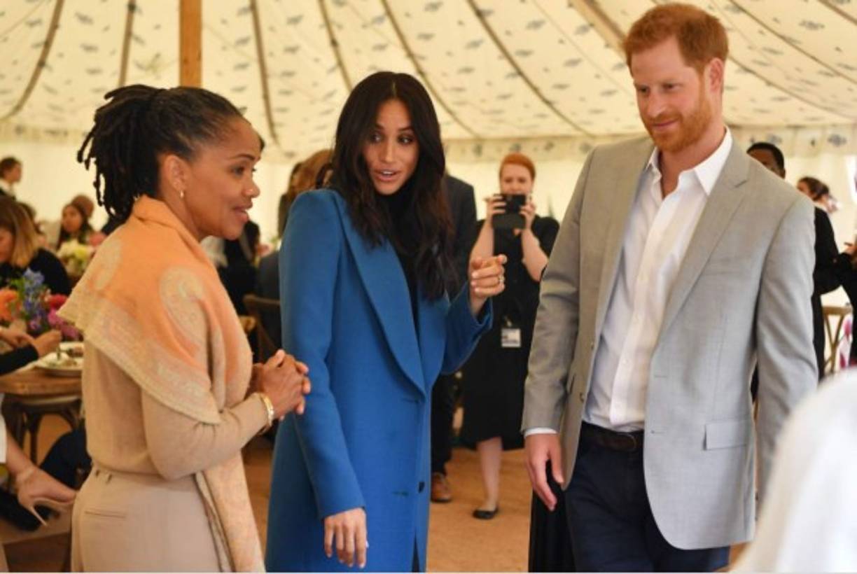 En su primer proyecto de caridad de alto perfil, Meghan colaboró ​​con mujeres en Hubb Community Kitchen en el oeste de Londres en un libro de cocina de caridad que rápidamente se convirtió en un éxito de ventas. Su madre, Doria Ragland, hizo una rara aparición pública en el Reino Unido en septiembre para estar con su hija en el lanzamiento del libro de cocina.