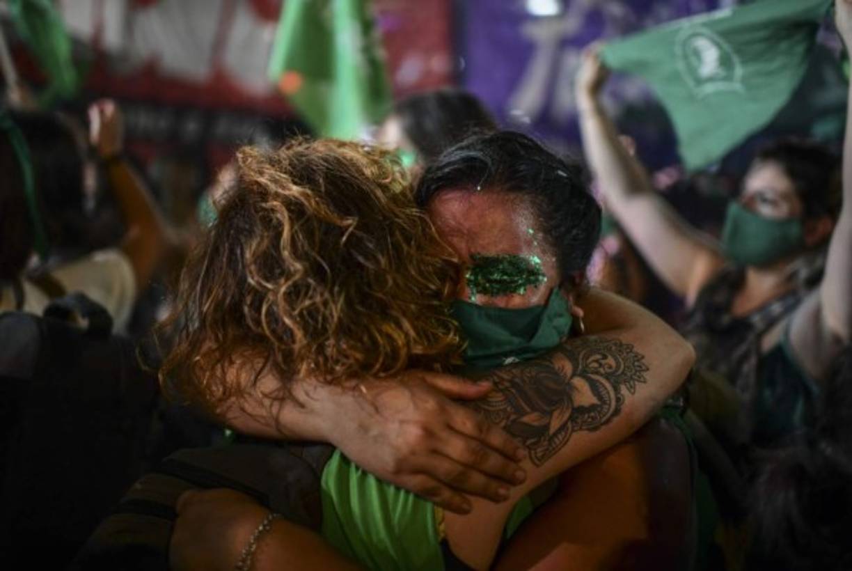 El suspenso se atizaba cuando algunos miembros del oficialista Frente de Todos dieron la espalda a la ley impulsada por el presidente Alberto Fernández (centro-izquierda), mientras que ciertos senadores católicos otorgaron su voto a favor, al margen de sus creencias religiosas.