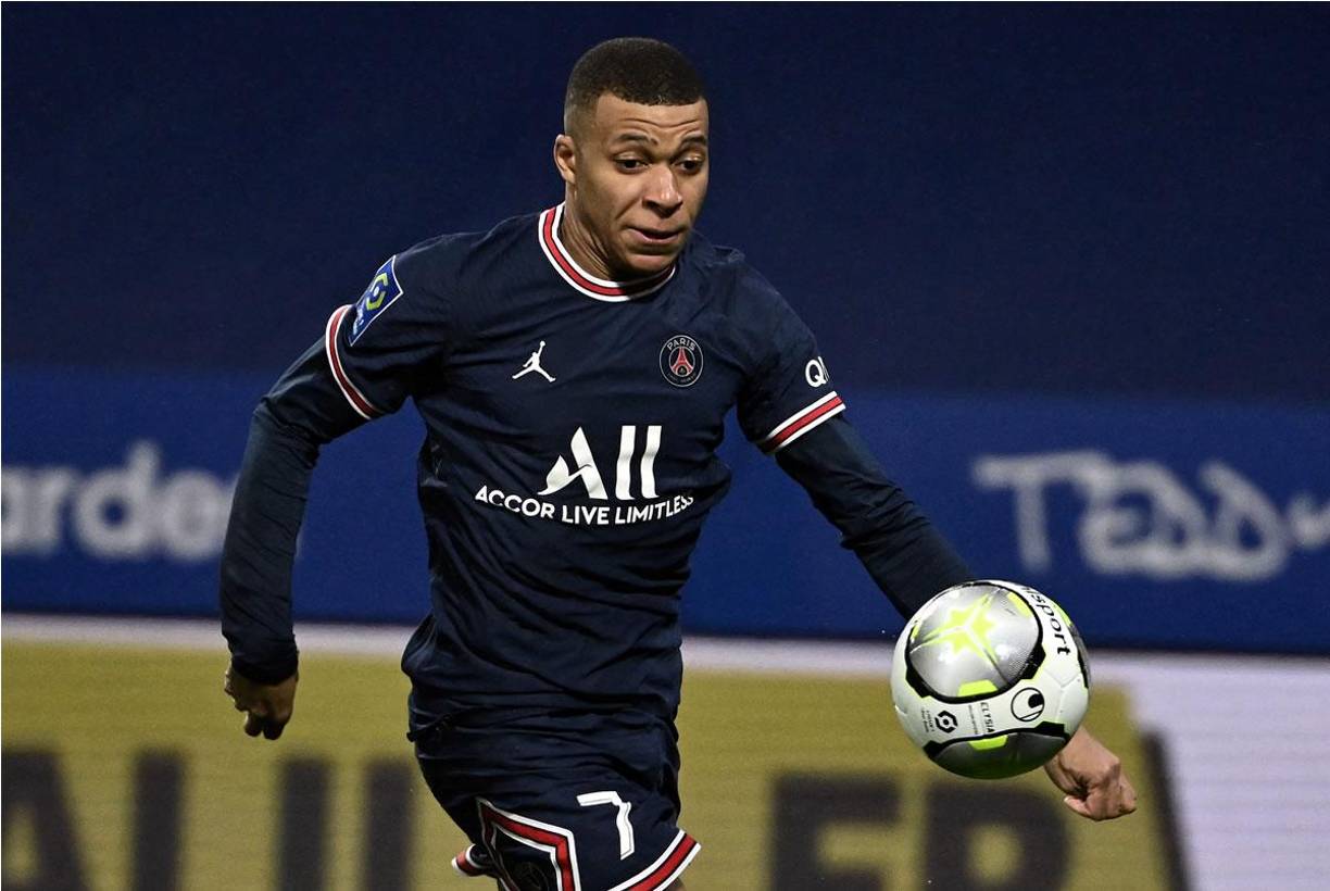 El PSG no tira la toalla con Kylian Mbappé. El jugador ya es agente libre para firmar con otro club y ya ha mostrado su deseo de jugar en el Real Madrid, pero el cuadro parisino quiere renovar a su estrella. Según informó Telefoot, el club parisino está negociando con el delantero francés una renovación de corta duración con la intención de no perderlo gratis en el próximo mercado de fichajes de verano, momento en el que termina su contrato. El informe del programa de TV confirma que el ariete no tiene la intención de tomar una decisión antes de finalizar la campaña.