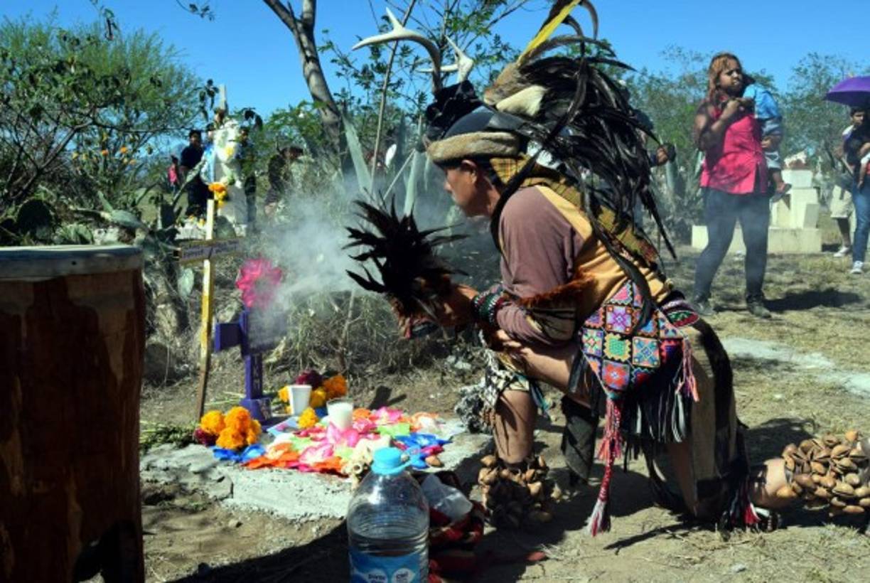En algunas de las tumbas en Monterrey, México, hubo danzantes que acompañaron la conmemoración del Día de Muertos.