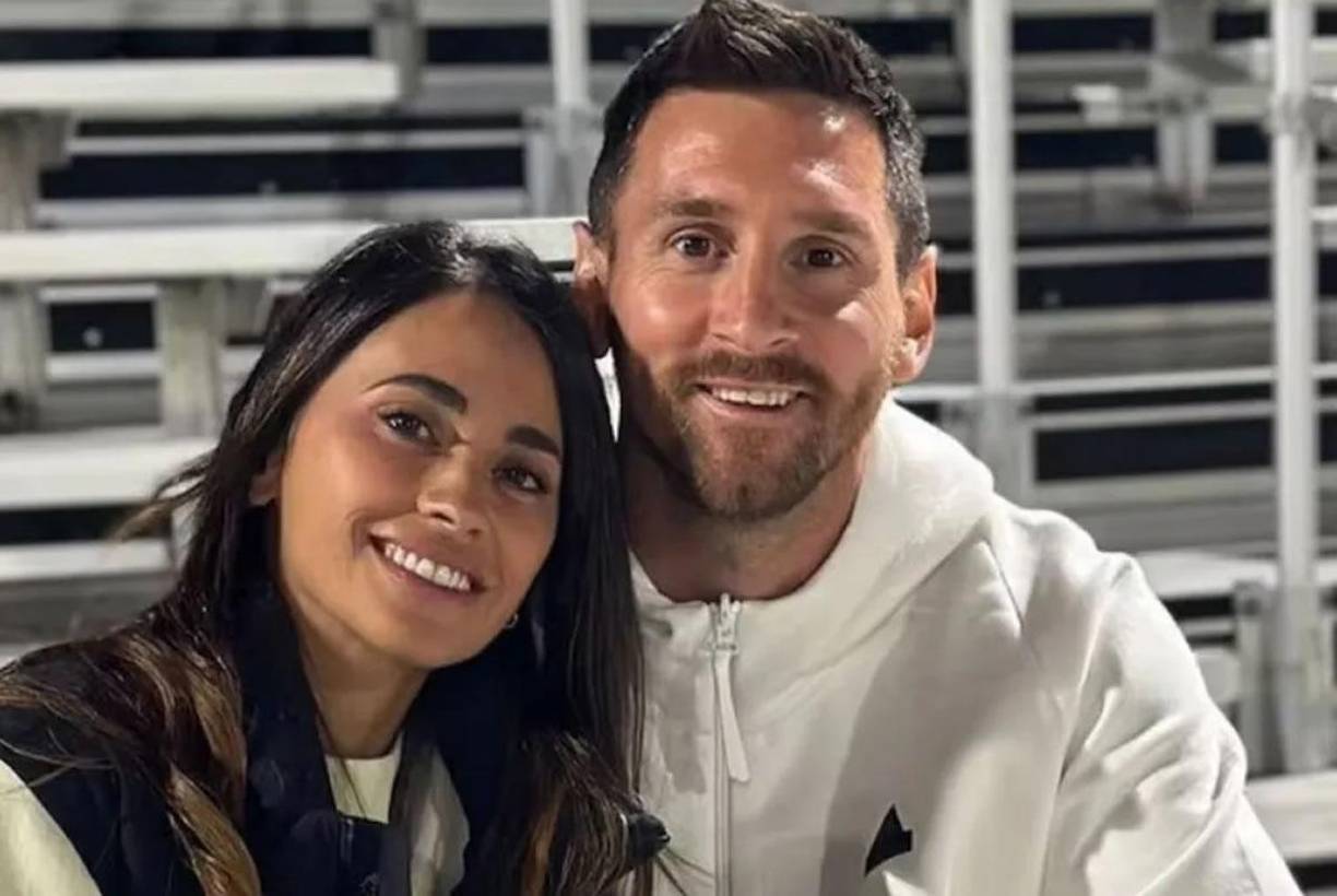 Leo Messi ha comenzado este nuevo y emocionante proyecto empresarial, algo que ha sorprendido incluso a su esposa, Antonela Roccuzzo. El astro argentino se muestra lleno de entusiasmo ante este nuevo reto profesional. Este desafío le brinda una gran satisfacción y refleja su creciente interés por otros aspectos de la vida más allá del fútbol.