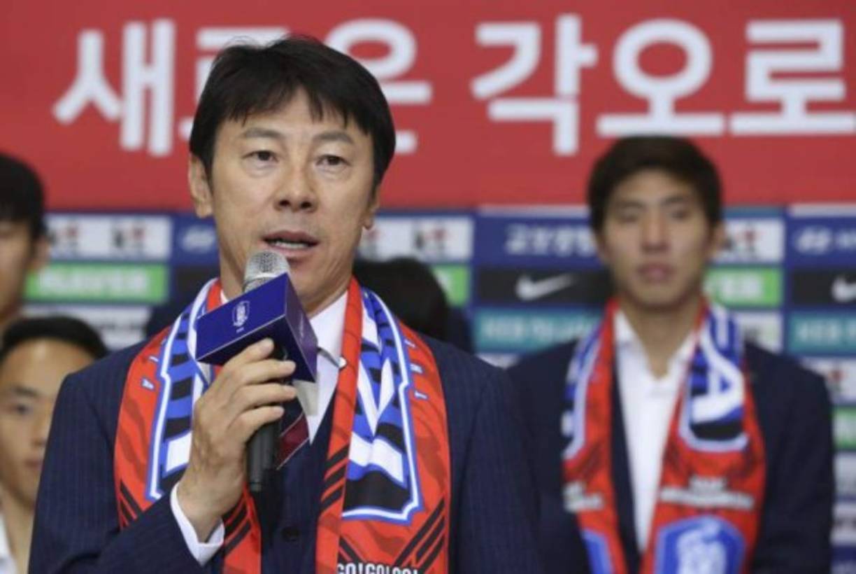 El entrenador de Corea del Sur, Shin Tae-Yong, cuyo futuro está en el aire con un contrato que vence en unos meses, le dijo a la multitud que habría preferido quedarse más tiempo en Rusia.