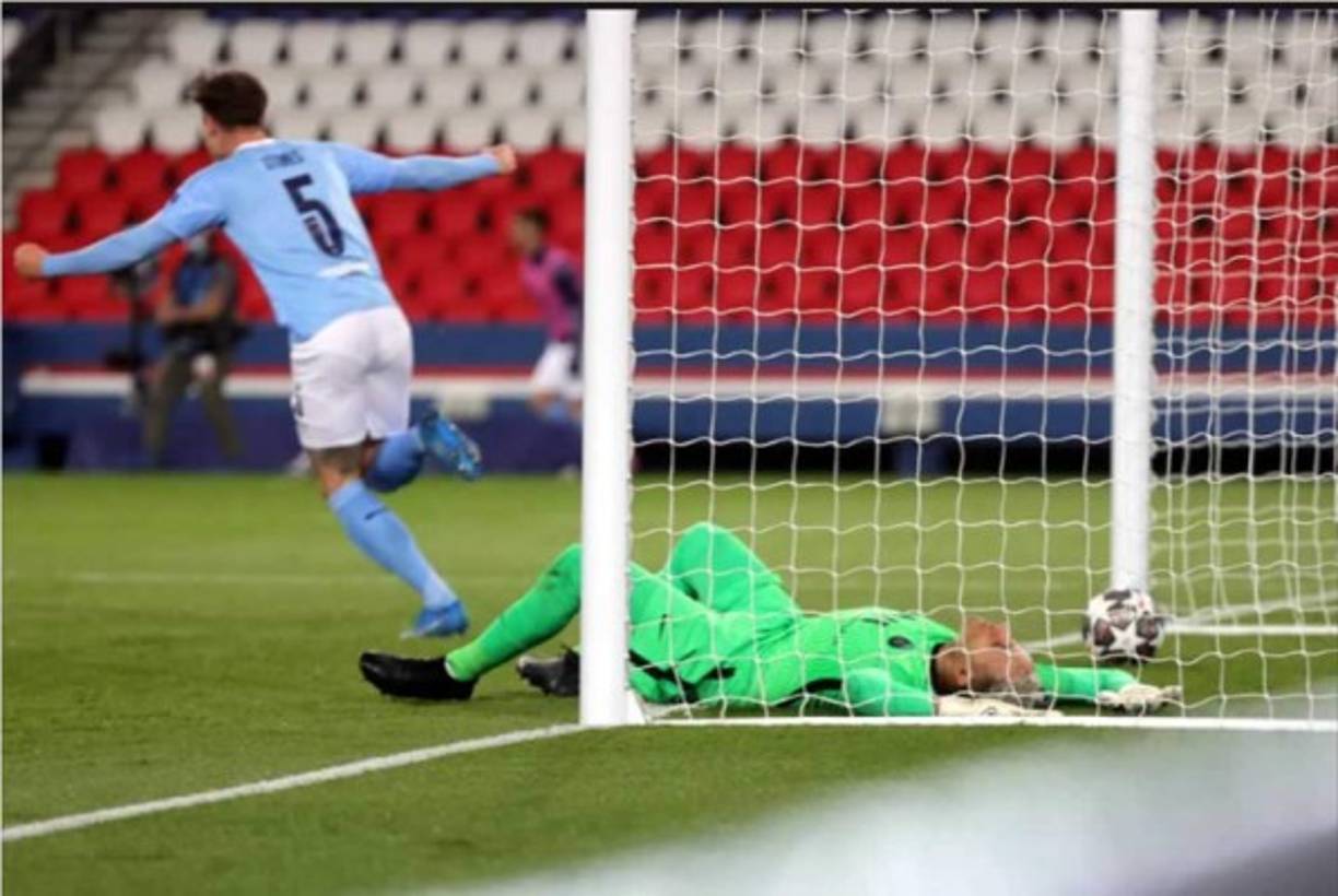 Así quedó tendido Keylor Navas luego de que el balón entrara en su portería.