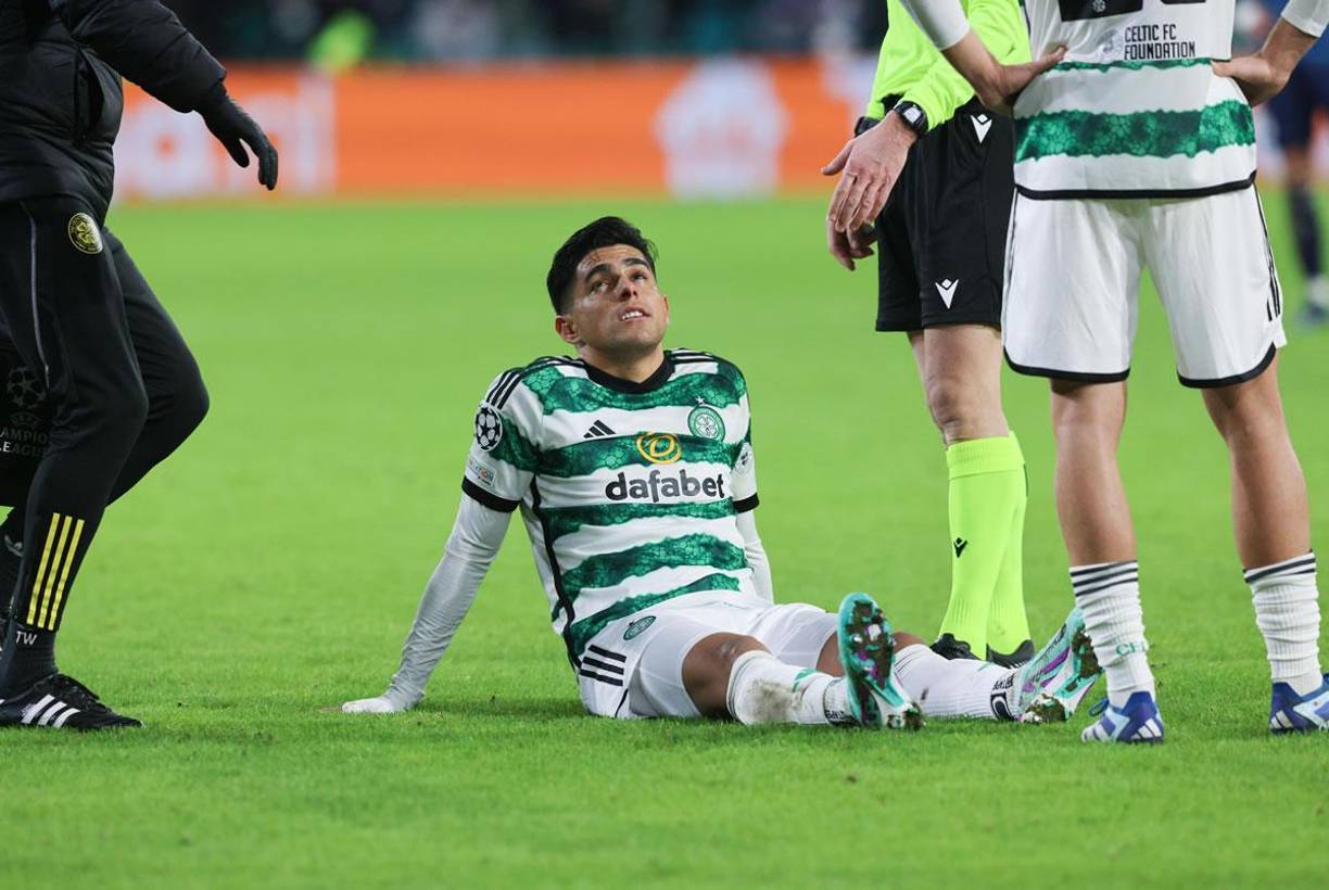 Luis Palma con gestos de dolor en su rostro tras el codazo que recibió en el segundo tiempo del partido.