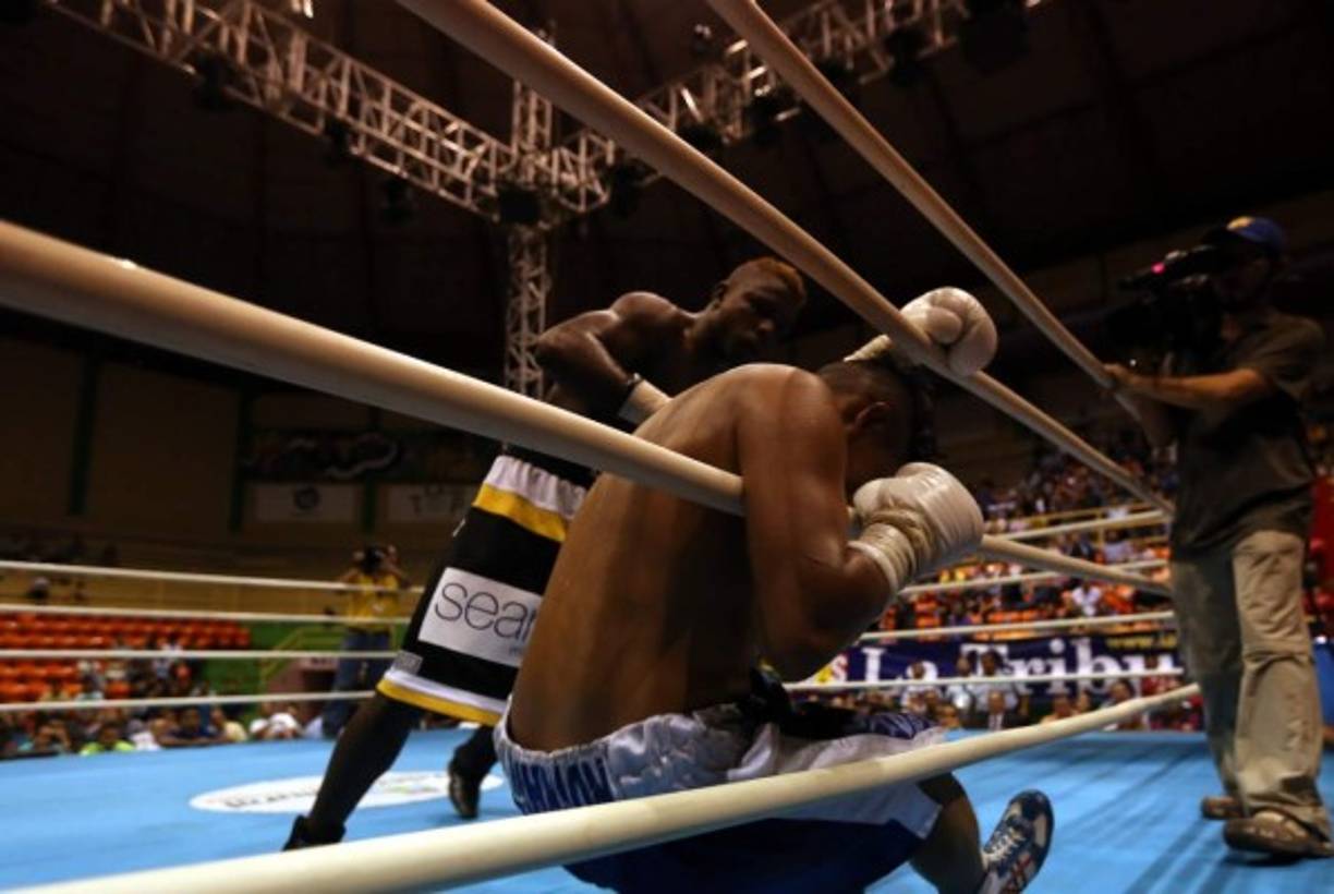 El catracho le fue con todo a su rival.