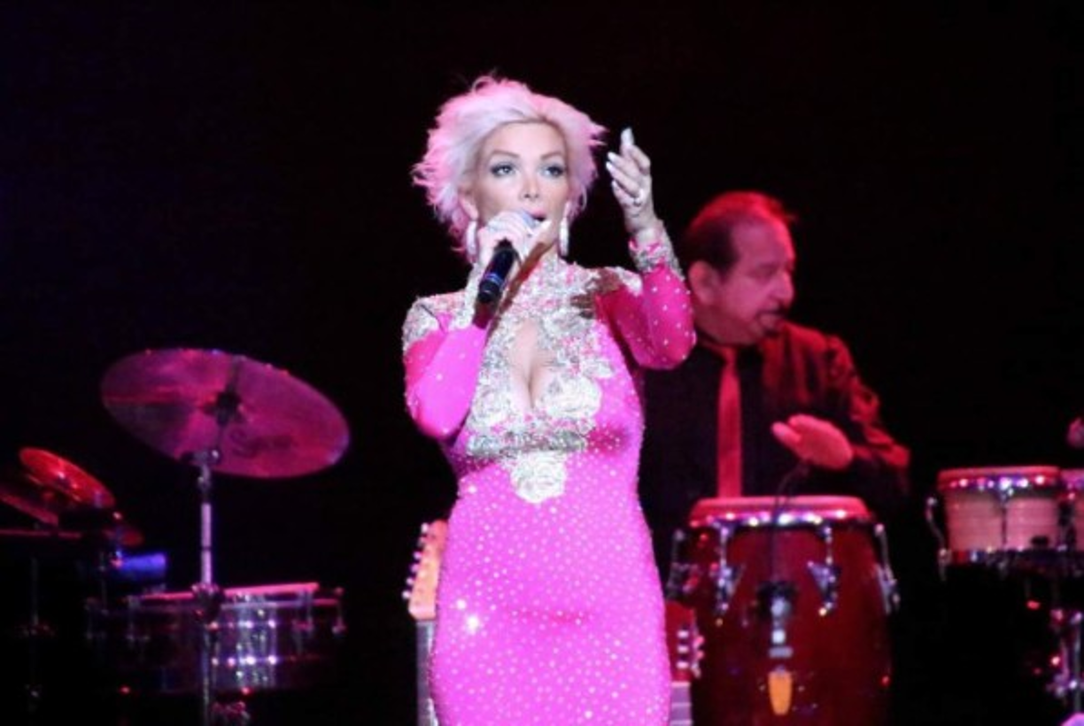 Es la única cantante en español en colocar todos los temas de un disco en el top 10 de la revista Billboard.