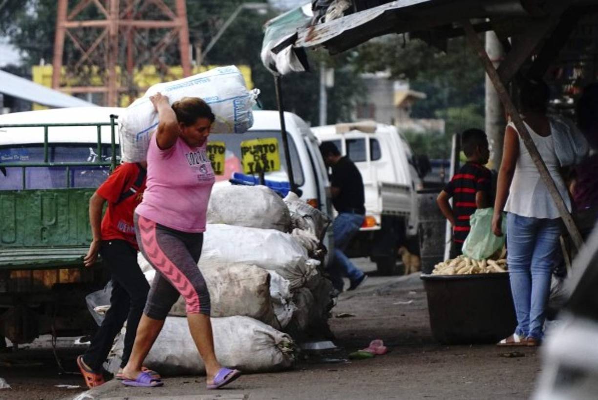 Los mercados pasan llenos de basura continuamente.
