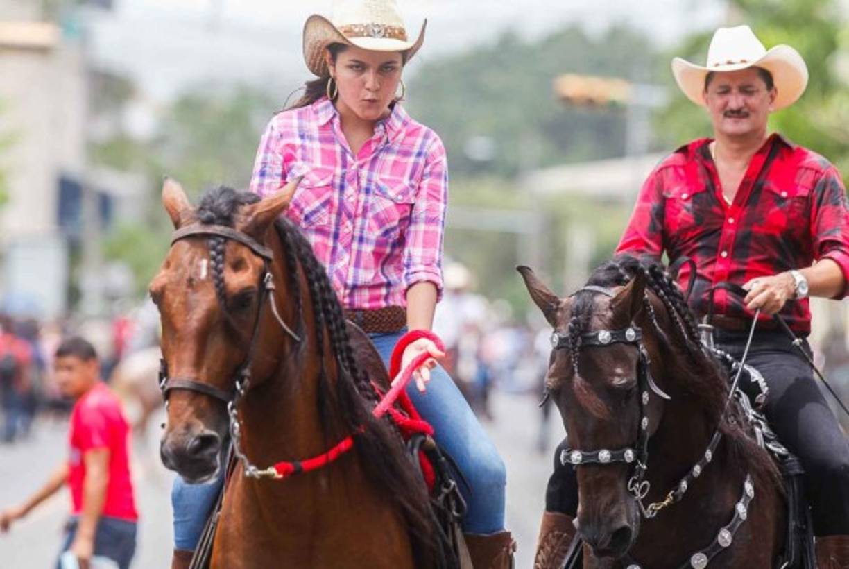 Una joven monta su caballo con mucho entusiasmo.