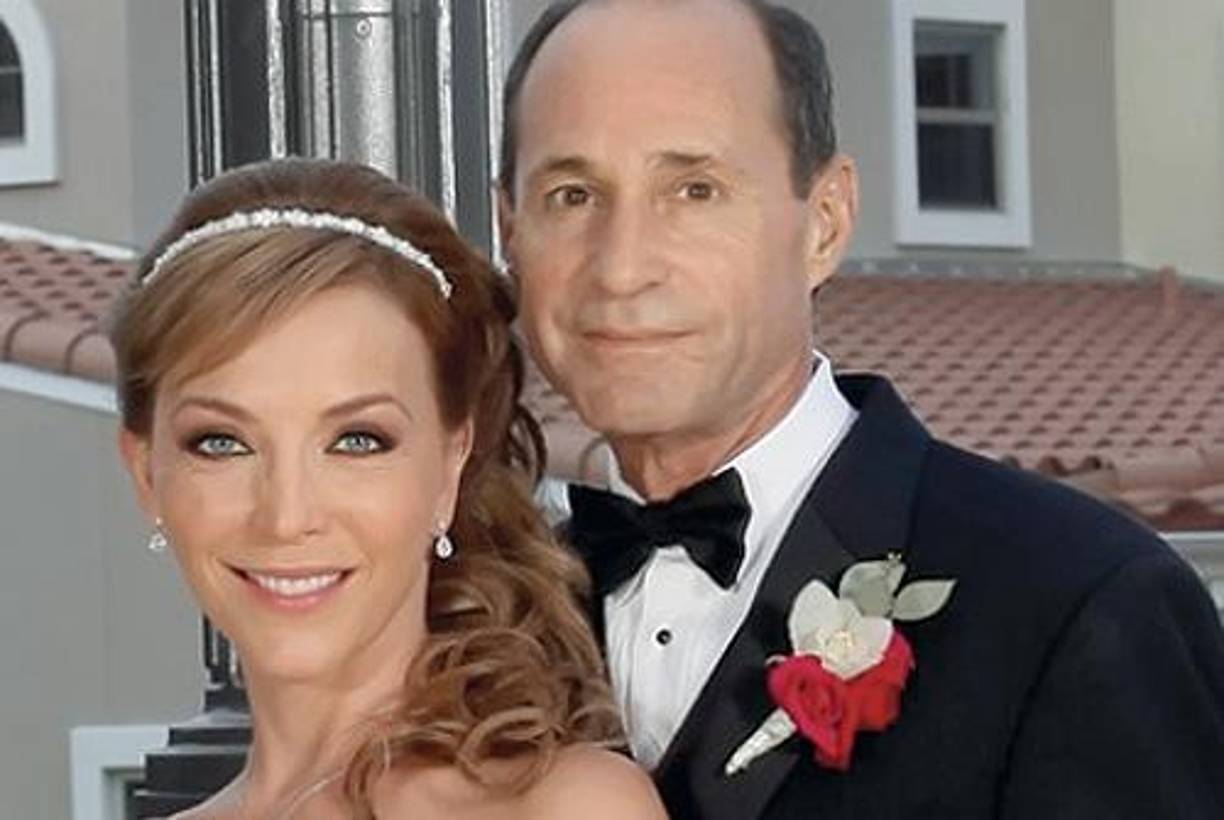 En 2013, la intérprete mexicana sorprendió al mundo de los espectáculos al anunciar su boda con Eduardo Fonseca. Y es que, en aquel entonces, aseguraba que ni siquiera tenía pareja. En entrevista con “El Gordo y La Flaca”, en septiembre del 2013, reveló que llevaba “como un año y medio” de noviazgo con el ingeniero en Aeronáutica, también apartado de los espectáculos, y que habían decidido mantenerlo en secreto por “los hijos”. Sin embargo, su matrimonio no duró mucho tiempo. Apenas 5 meses después, Laura Flores anunció su cuarto divorcio.