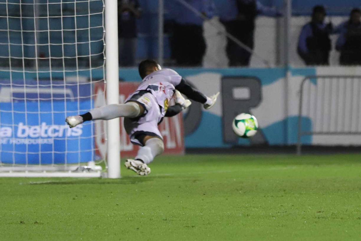 Al 59’ , Auzmendi, fue el encargado de patear desde el punto penal, pero Gerson Argueta nuevamente le negaba el gol.