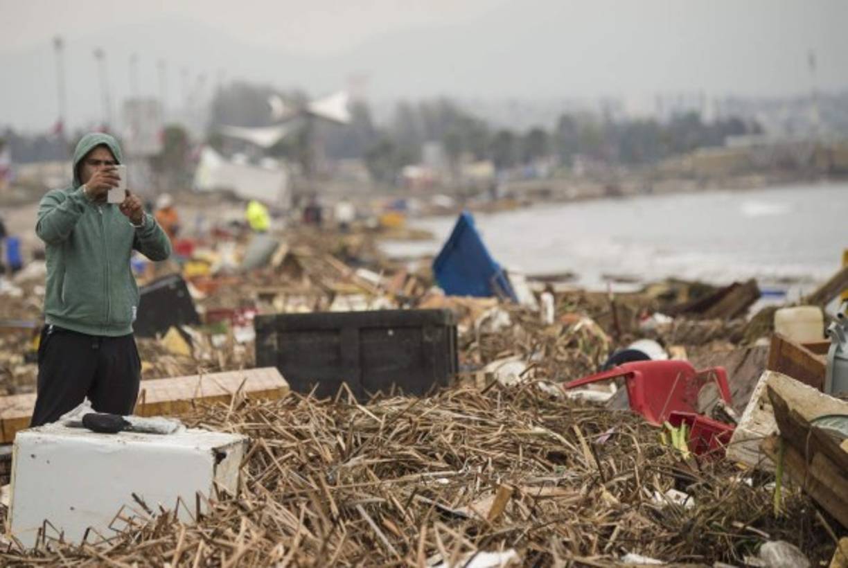Los ciudadanos de la zona costera retratan el daño causado por el tsunami.