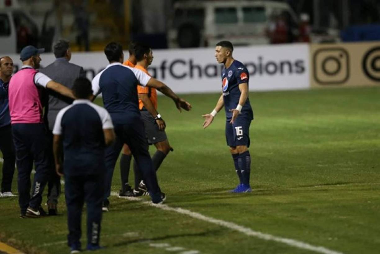 Héctor Castellanos vivió un drama al ser expulsado de manera equivocada y le reclamó a los árbitros.