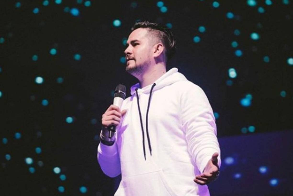 El primogénito de Cash Luna predica a los jóvenes el evangelio con uno de los lemas de su iglesia, la prosperidad.